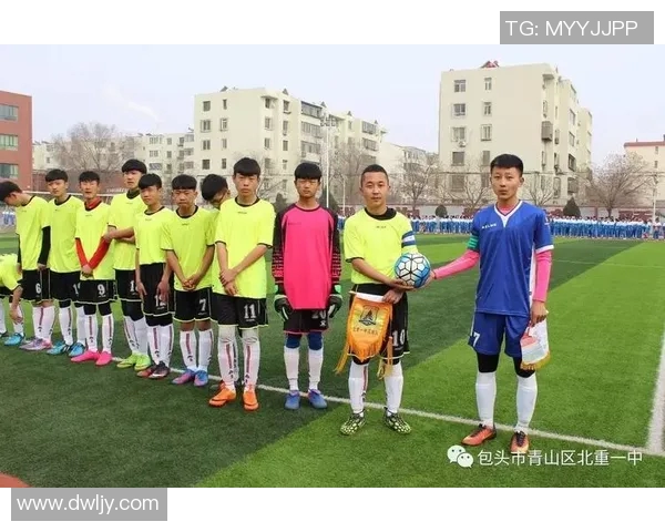 中国女孩与足球明星亲密合影展现青春活力与梦想追逐的美好瞬间